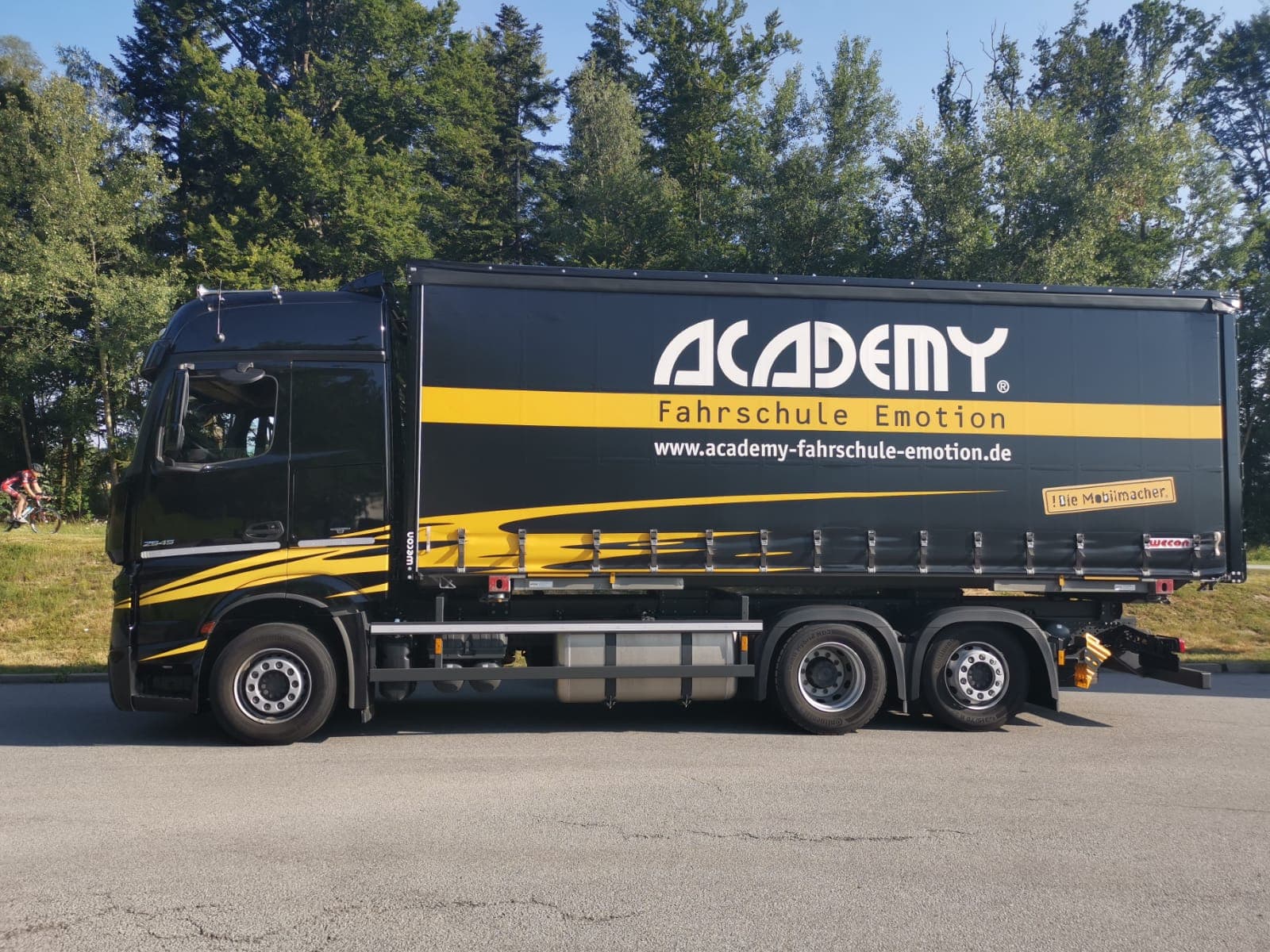 2 x Mercedes Actros